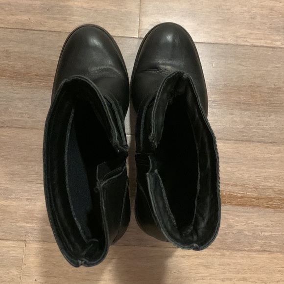 𝅺Shoestock ankle black leather boot with buckle and zipper  size 6 gently used. - Picture 8 of 15